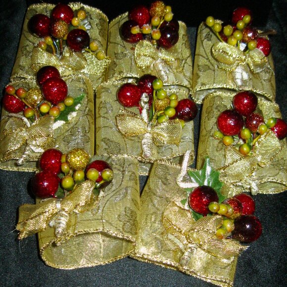 "HOLIDAY SET OF 8 NAPKIN RINGS/HOLDERS FOR AN ELEGANT TABLE SETTING" - Picture 1 of 8